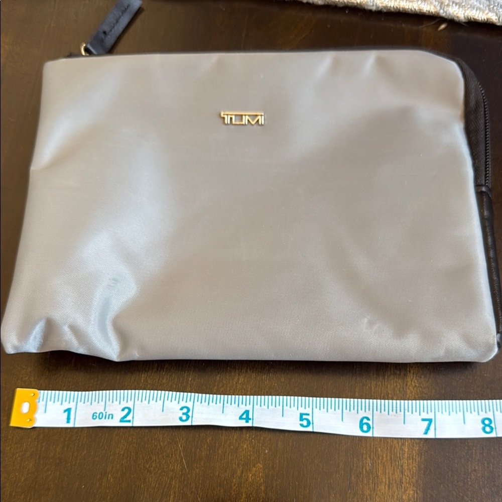 Tumi Gray Travel pouch silver/grey for Delta zippered purple lining - Picture 5 of 5